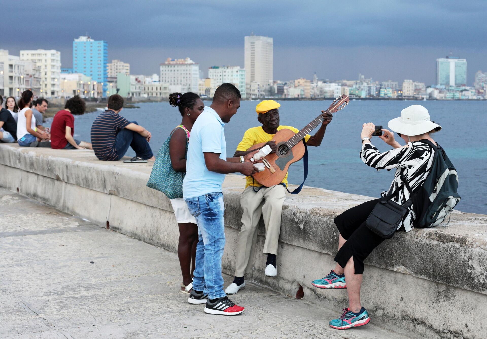 Кубинцы и туристы отдыхают на набережной Малекон в Гаване - РИА Новости, 1920, 30.09.2022