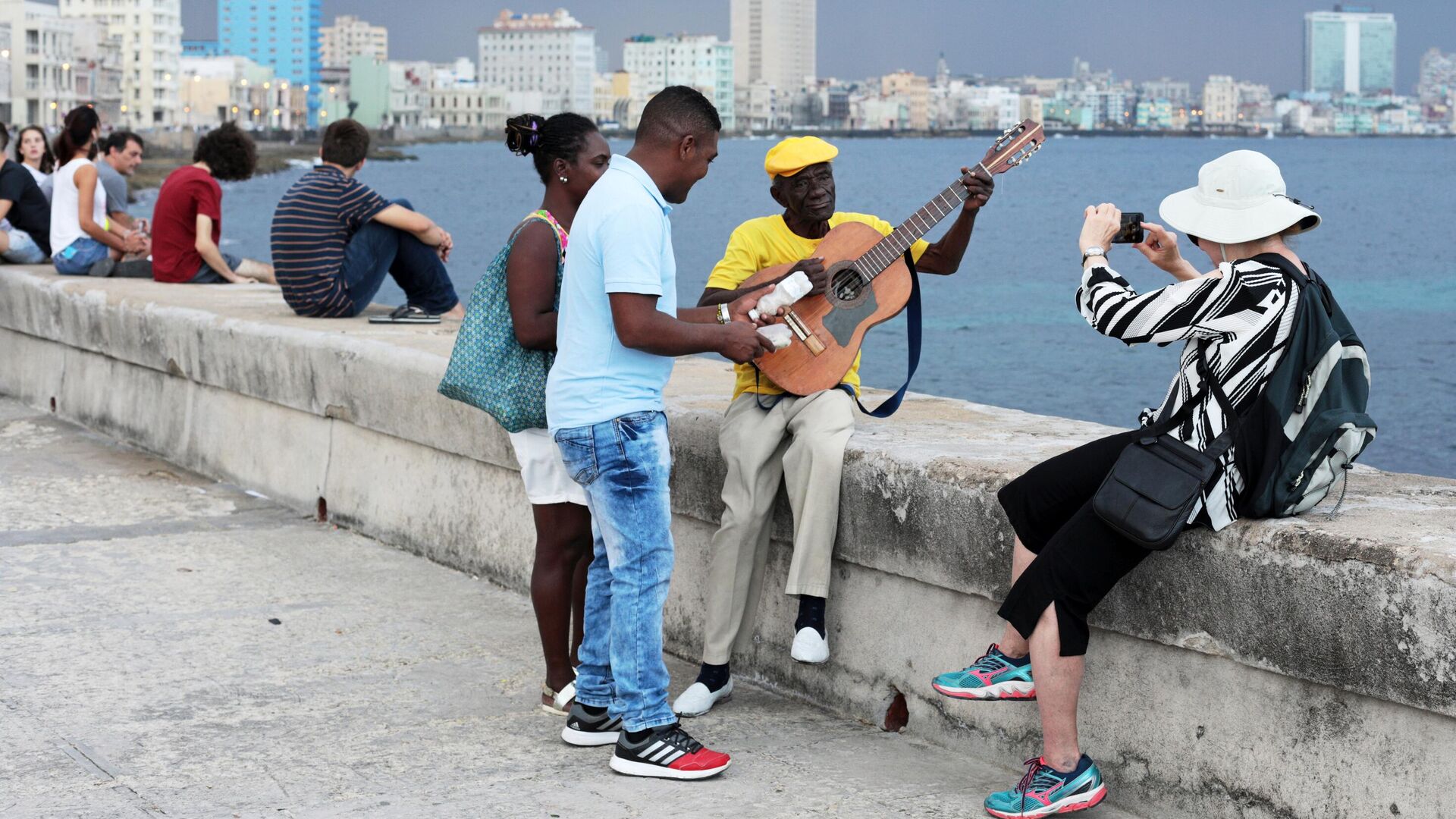 Кубинцы и туристы отдыхают на набережной Малекон в Гаване - РИА Новости, 1920, 05.04.2022