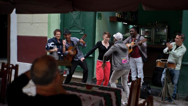 Туристы танцуют в баре, Гавана, Куба