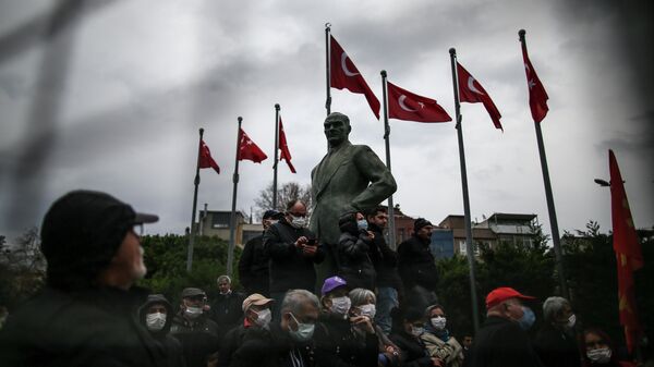 Участники акции протеста против экономической политики правительства в Стамбуле