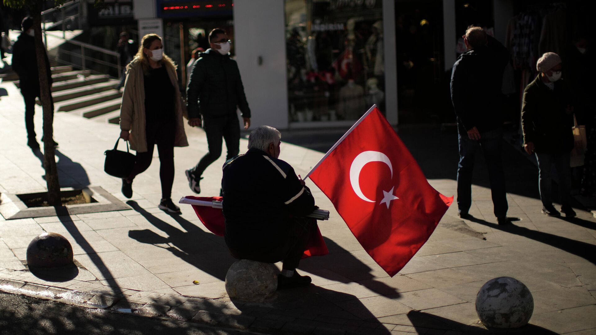 Мужчина продает флаги Турции в Стамбуле - РИА Новости, 1920, 03.02.2022