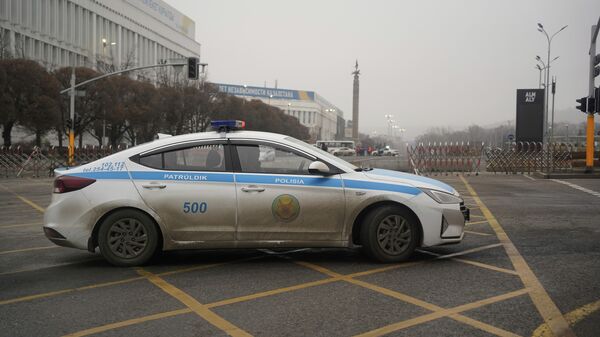 Автомобиль полиции Казахстана в центре Алма-Аты