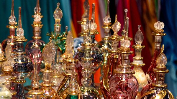 Продажа традиционных арабских сувениров на рынке в Египте 