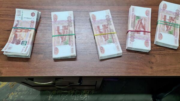 ФСБ России пресекла деятельность преступной группы по изготовлению поддельных денег. Кадр видео