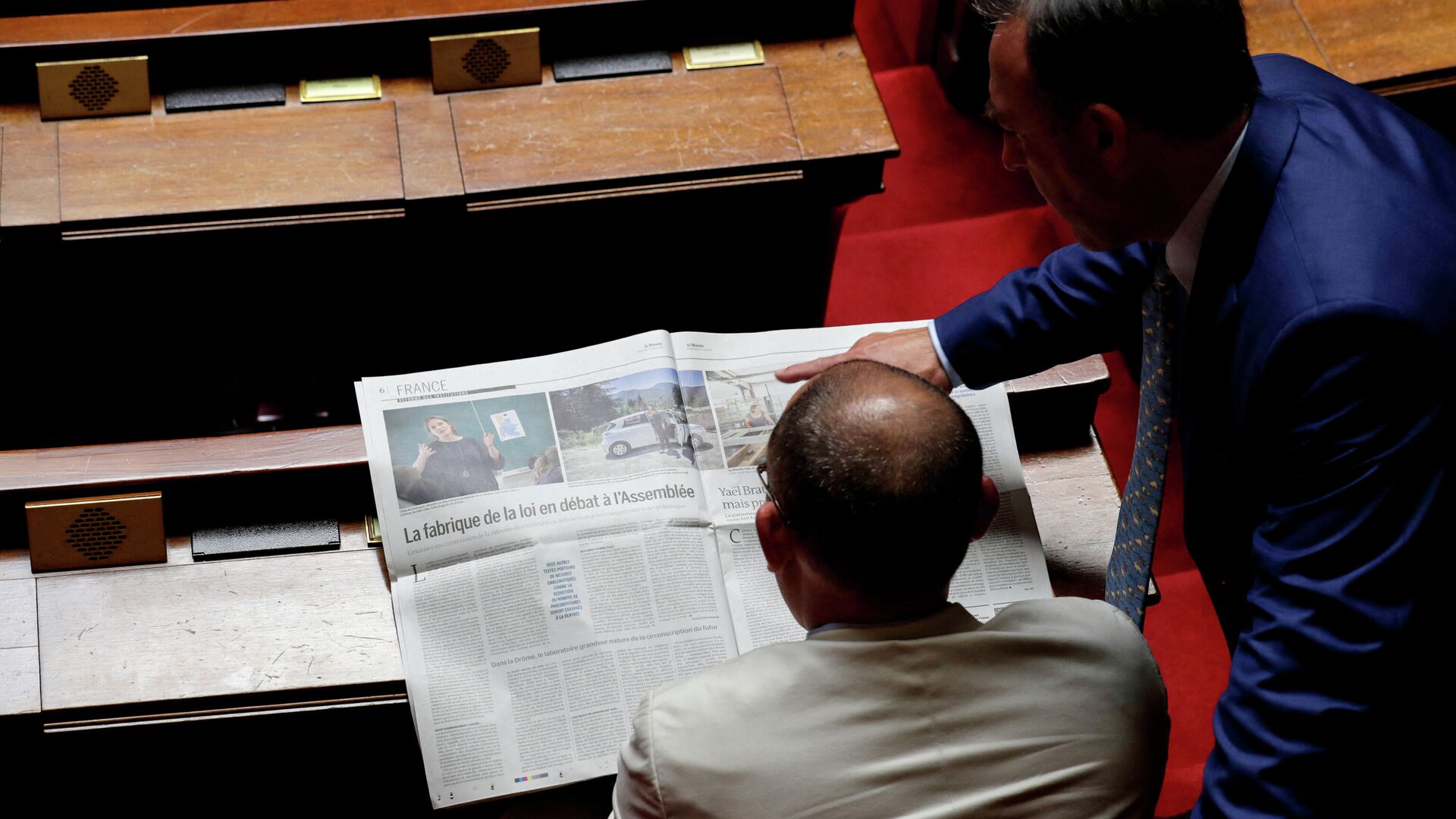Члены парламента Франции читают газету Le Monde - РИА Новости, 1920, 19.01.2022