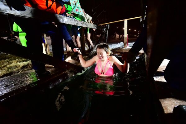 Девушка участвует в крещенских купаниях в Троицком административном округе Москвы