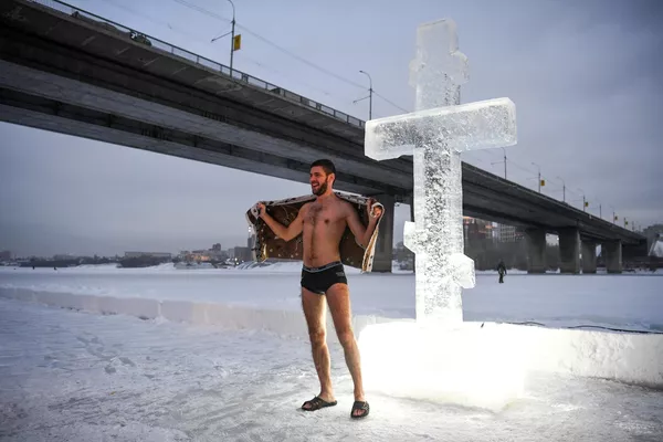 Мужчина во время крещенских купаний на реке Обь в Новосибирске