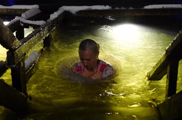 Женщина участвует в крещенских купаниях на реке Истре возле Свято-Воскресенского Ново-Иерусалимского ставропигиального мужского монастыря