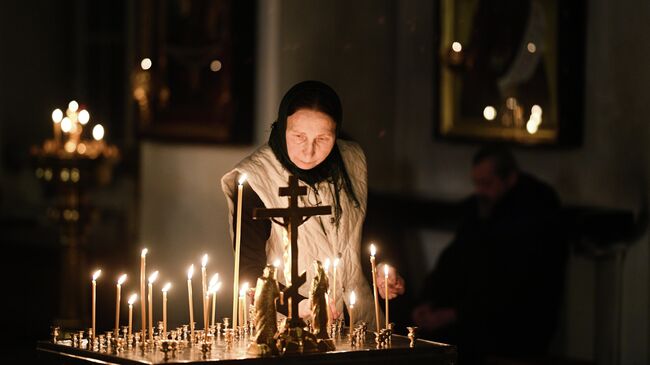 Верующая во время крещенского богослужения