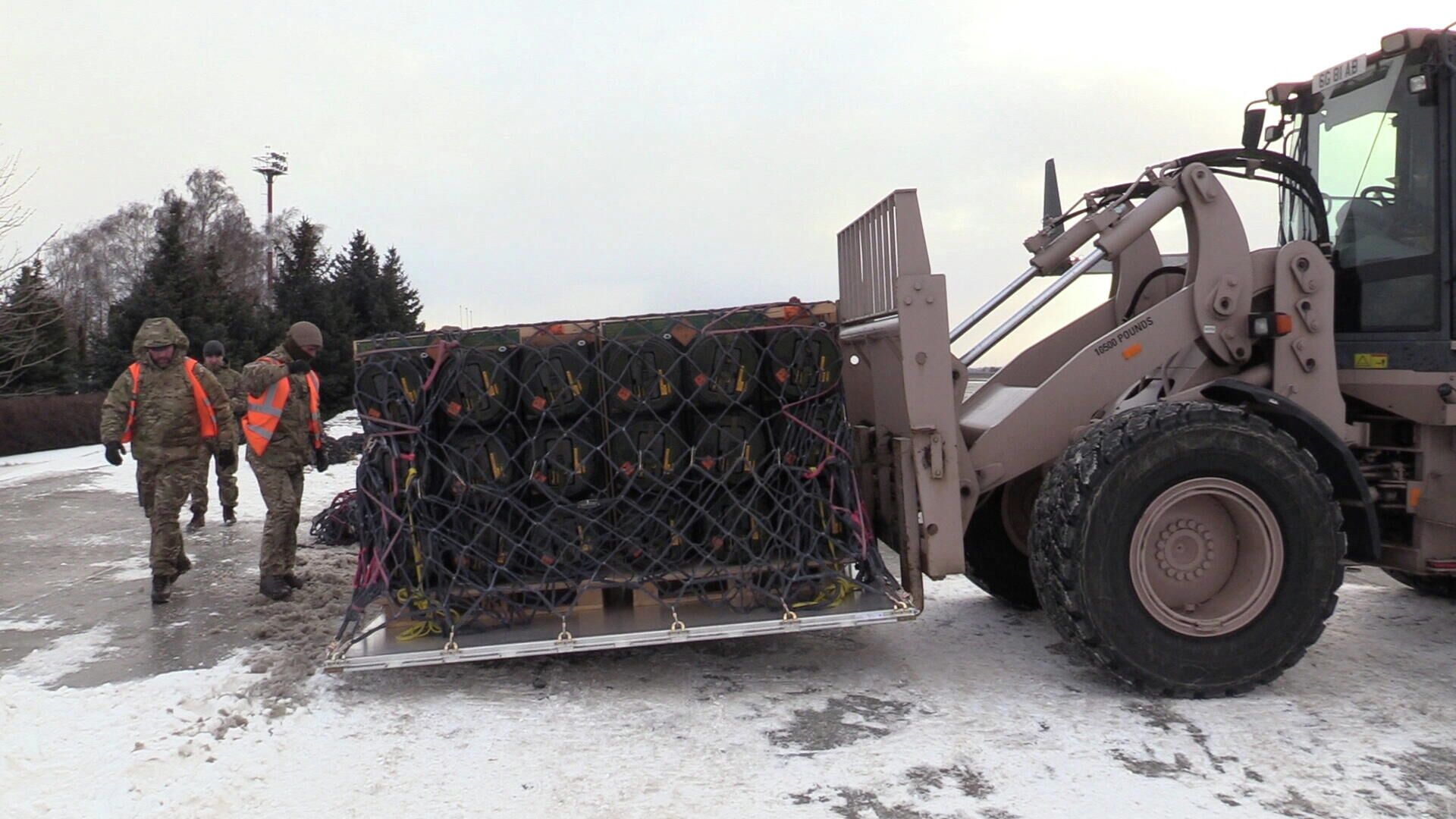 Украинские военнослужащие разгружают поставленное Великобританией противотанковое оружие в аэропорту Борисполь под Киевом - РИА Новости, 1920, 28.01.2022