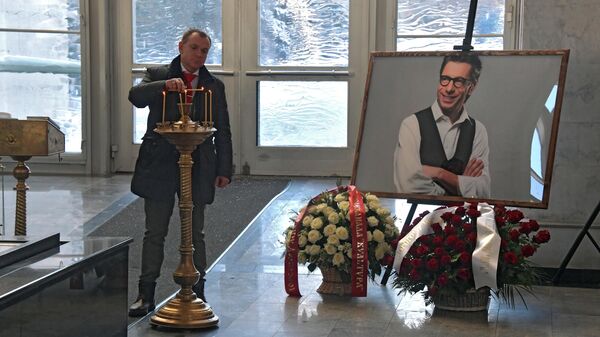 Актер Сергей Померанцев на церемонии прощания с телеведущим Михаилом Зеленским