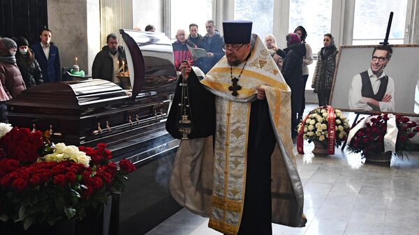 Священнослужитель во время отпевания телеведущего Михаила Зеленского, который скончался 11 января на 47-м году жизни, в прощальном зале похоронного дома Троекурово в Москве