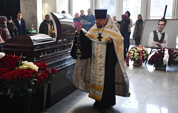 Священнослужитель во время отпевания телеведущего Михаила Зеленского, который скончался 11 января на 47-м году жизни, в прощальном зале похоронного дома Троекурово в Москве