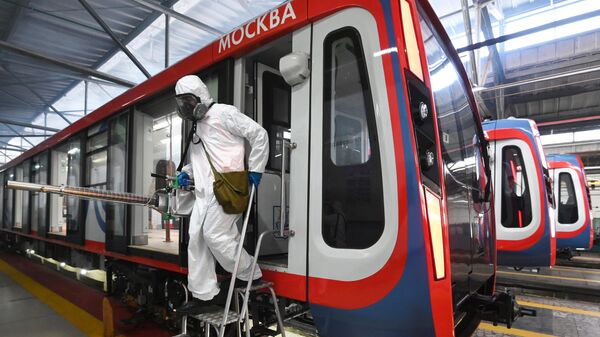 Сотрудник метрополитена проводит дезинфекцию вагонов московского метро