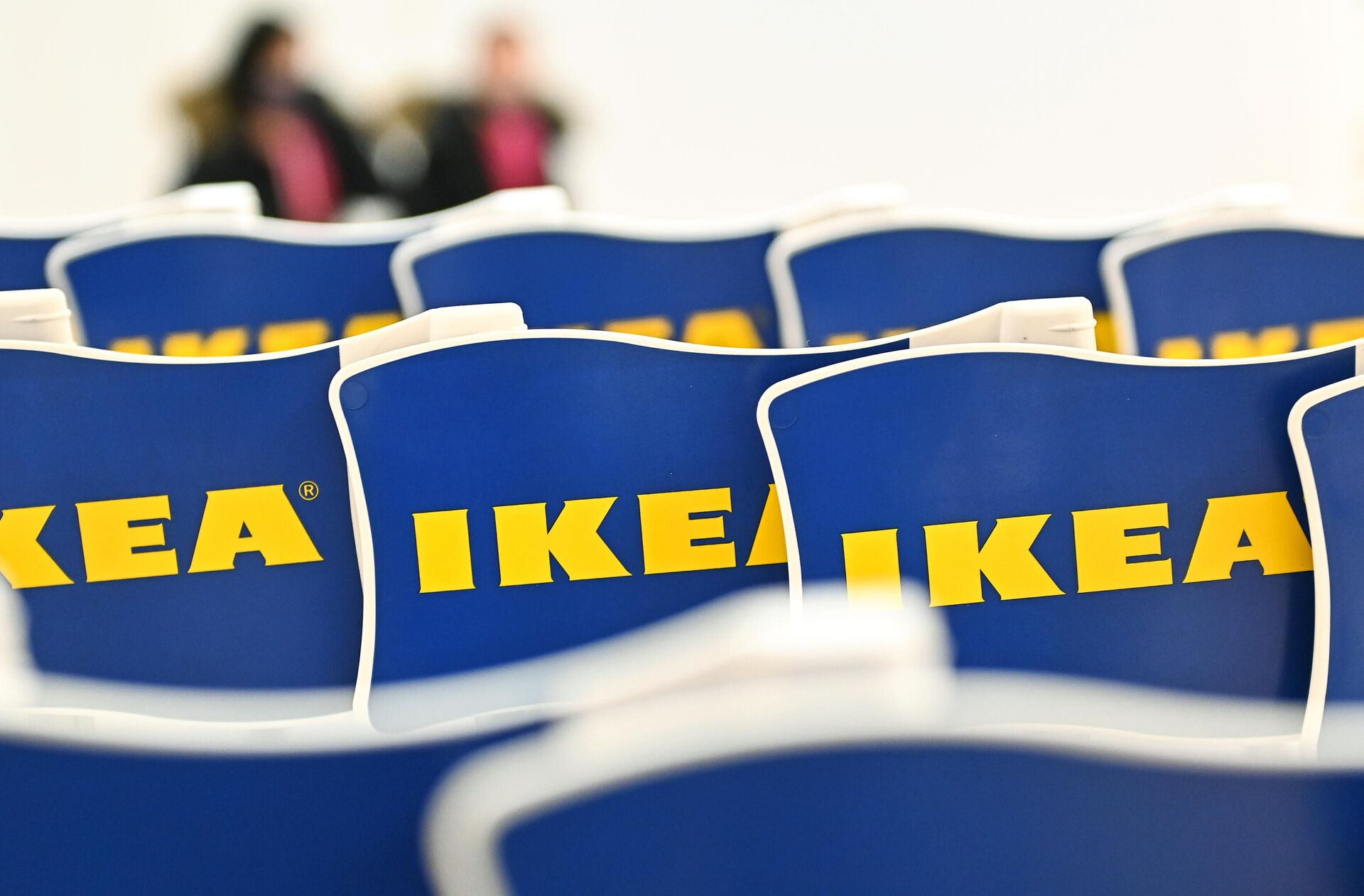 Флажки с логотипом в магазине IKEA - РИА Новости, 1920, 10.03.2022