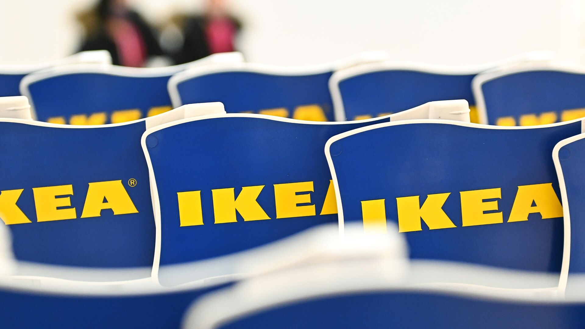 Флажки с логотипом в магазине IKEA - РИА Новости, 1920, 03.03.2022