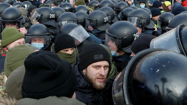 Сторонники Петра Порошенко у здания суда в Киеве