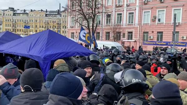 Столкновения между сторонниками Порошенко и полицией у суда в Киеве  
