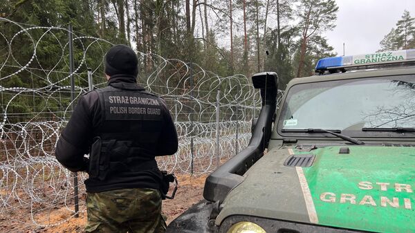 Польский пограничник на границе с Белоруссией