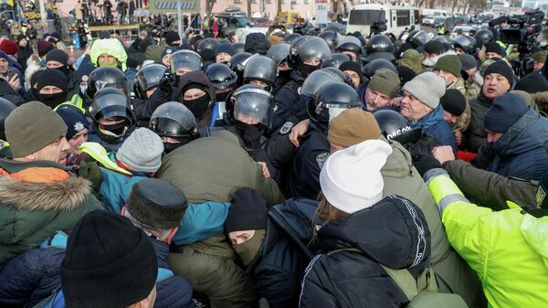 Сторонники Петра Порошенко и сотрудники правоохранительных органов у здания суда в Киеве