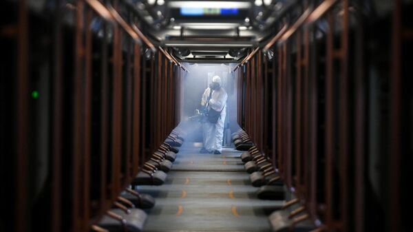 Сотрудник метрополитена проводит дезинфекцию вагонов московского метро в депо Красная Пресня