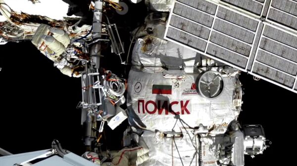 Кадр трансляции выхода в открытый космос российских космонавтов Антона Шкаплерова и Петра Дуброва