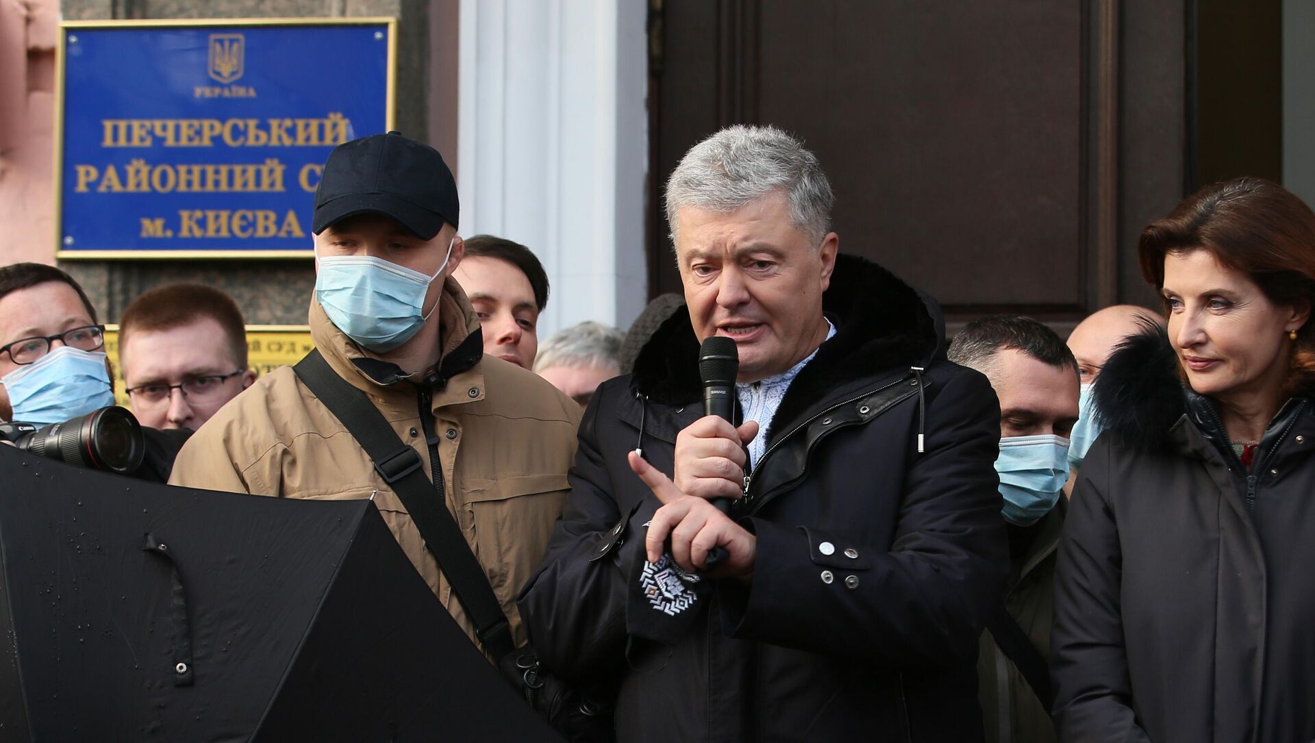 Бывший президент Украины Петр Порошенко после заседания Печерского районного суда города Киева - РИА Новости, 1920, 23.05.2025