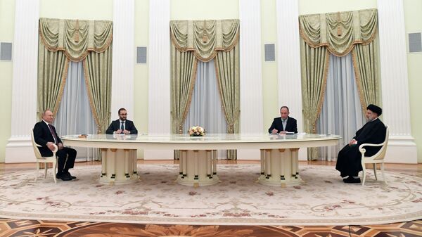 Президент России Владимир Путин и президент Исламской Республики Иран Сейид Ибрахим Раиси во время встречи