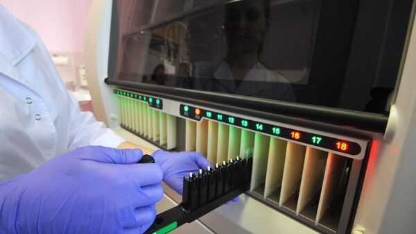 Фельдшер-лаборант проводит исследование крови на группу, резус-фактор, фенотипирование и антитела