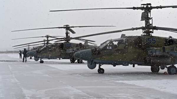 Вертолеты Ка-52М во время проведения Единого дня приемки военной продукции на летном поле военного аэродрома в Ростовской области