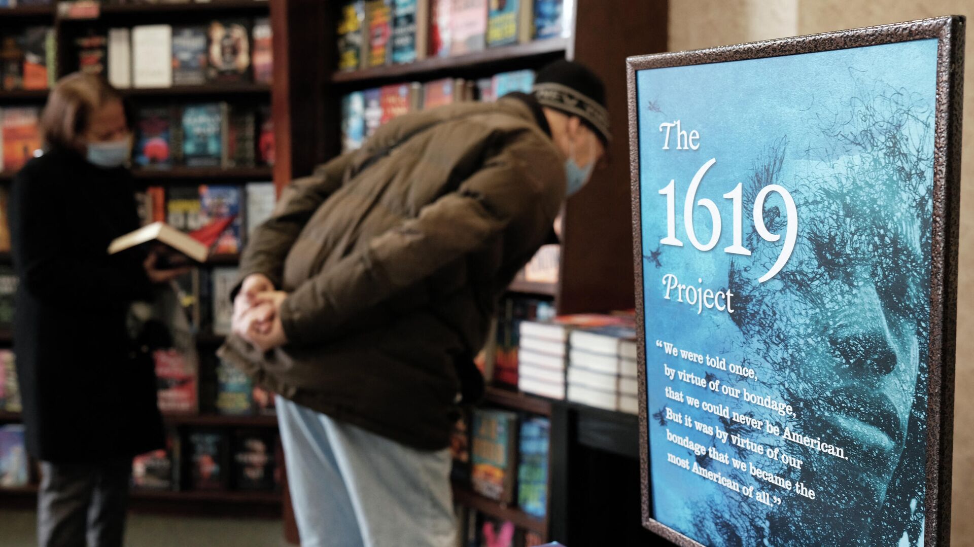 Новая книга журналистки Николь Ханна-Джонс Проект 1619: история нового происхождения представлена ​​в книжном магазине Нью-Йорка - РИА Новости, 1920, 20.01.2022