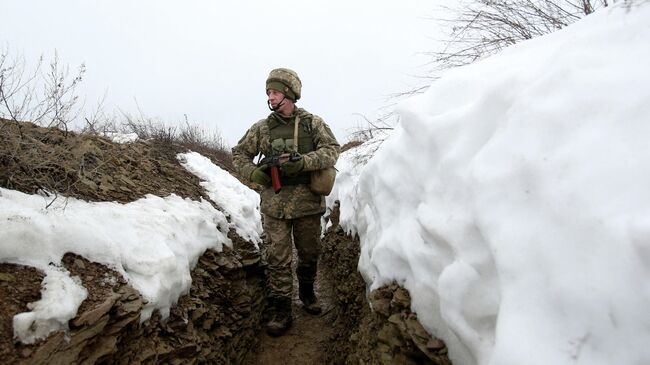 Украинский военнослужащий на линии соприкосновения в Донецкой области