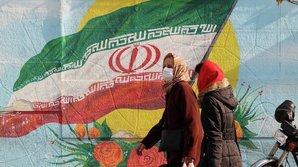 Прохожие на улице в Тегеране, Иран