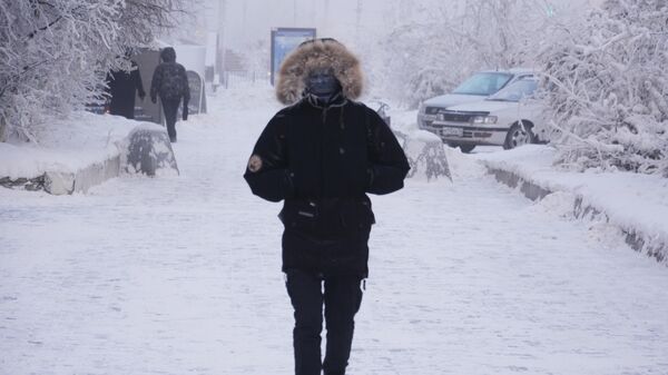 Местные жители на одной из улиц города Якутска