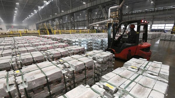 Автопогрузчик перевозит партию мелкогабаритных алюминиевых слитков в литейном цехе Хакасского алюминиевого завода