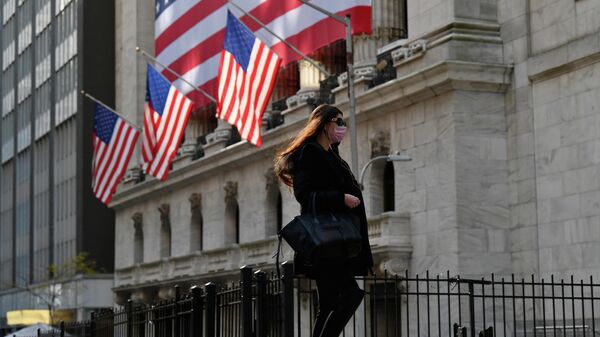 Девушка проходит мимо Нью-Йоркской фондовой биржи (NYSE) на Уолл-стрит в Нью-Йорке