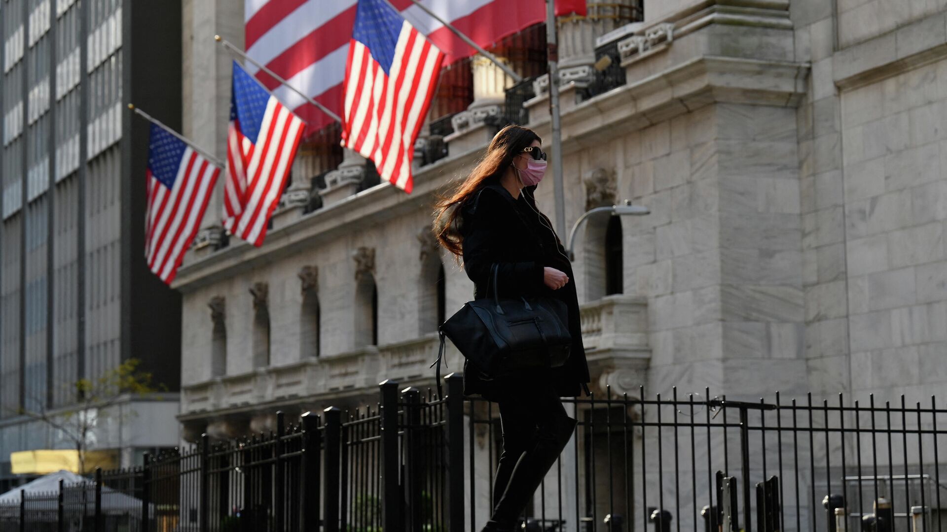 Девушка проходит мимо Нью-Йоркской фондовой биржи (NYSE) на Уолл-стрит в Нью-Йорке - РИА Новости, 1920, 21.01.2022