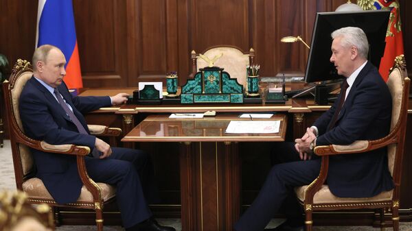 Президент России Владимир Путин и мэр Москвы Сергей Собянин во время встречи