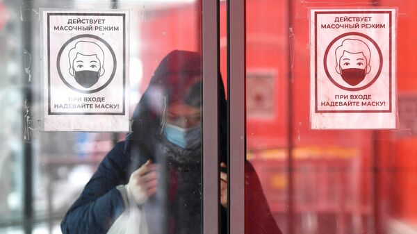 Женщина выходит из торгового центра в Новосибирске