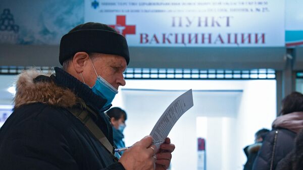 Посетитель в очереди у пункта вакцинации в Новосибирске