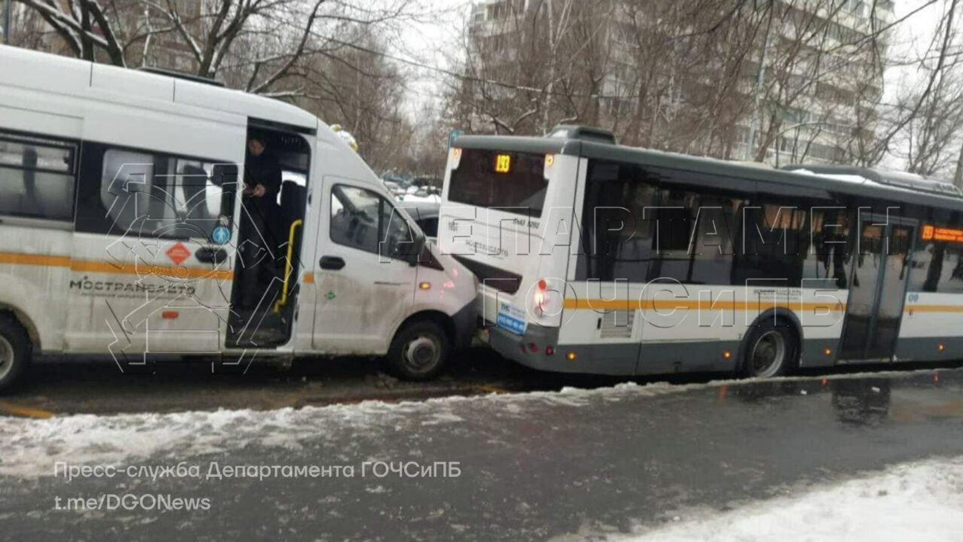 В Москве при столкновении маршрутки и автобуса пострадали две женщины - РИА  Новости, 20.01.2022