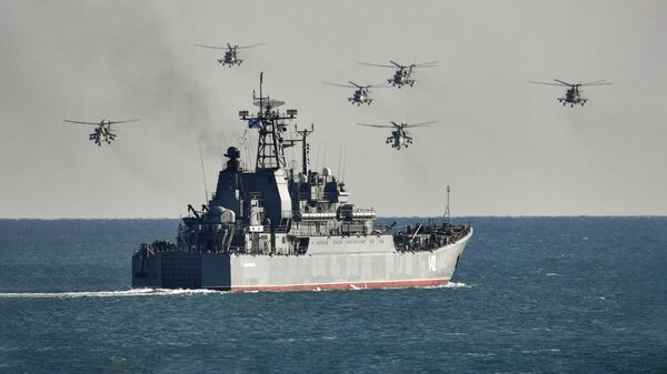 Большой десантный корабль Новочеркасск и вертолеты Ми-8 на учениях Черноморского флота в Крыму