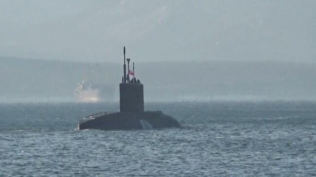 Подводная лодка Волхов во время учений в акватории Японского моря. Кадр видео