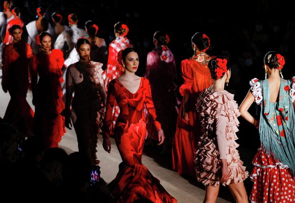 Модели в одежде Guzman во время показа мод We Love Flamenco в Севилье, Испания