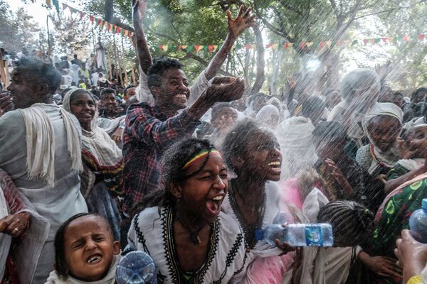 Верующие на праздновании Тимката (Крещения) в Гондэре, Эфиопия