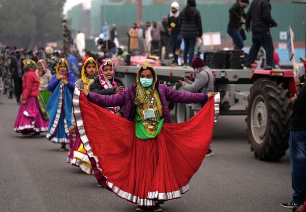 Артисты выступают в национальных костюмах на репетиции парада в честь Дня Республики в Нью-Дели, Индия 