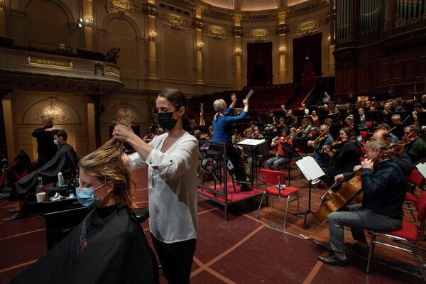 Работа парикмахеров во время репетиции в концертном зале Концертгебау, на один день ставшим салоном красоты, в Амстердаме
