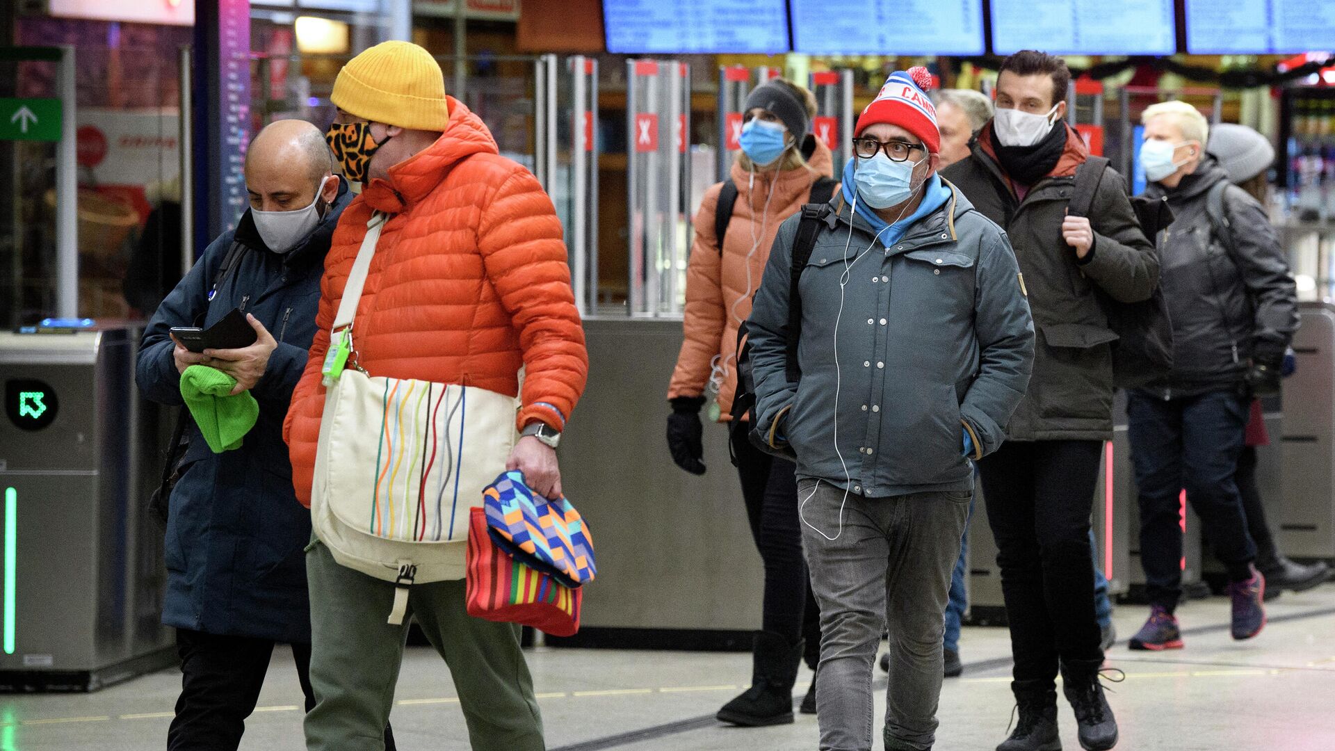 Пассажиры, заходящие на станцию метро в Стокгольме - РИА Новости, 1920, 21.01.2022