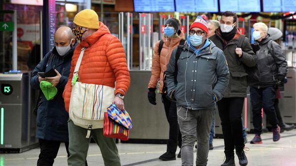 Пассажиры, заходящие на станцию метро в Стокгольме