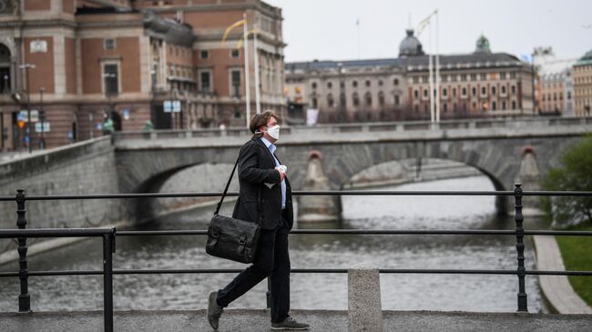 Мужчина в защитной маске в Стокгольме